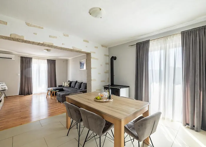 Under The Rock Apartament Split