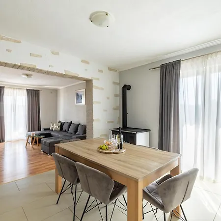 Under The Rock Апартаменты Сплит