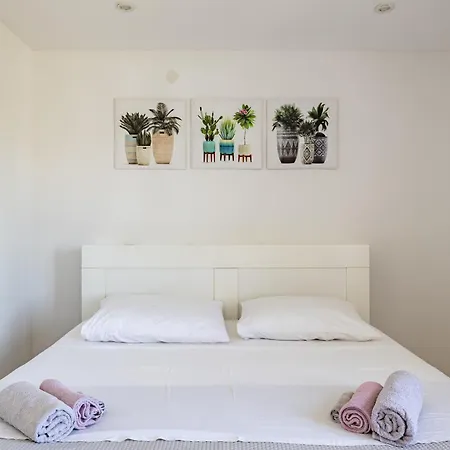 Under The Rock Апартаменты Сплит